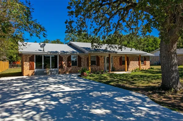 $318,000 | 415 West Decherd Street, Franklin, TX 77856