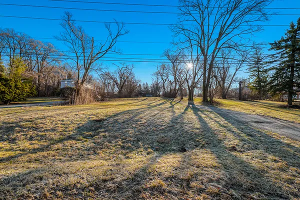 a view of a yard with a house