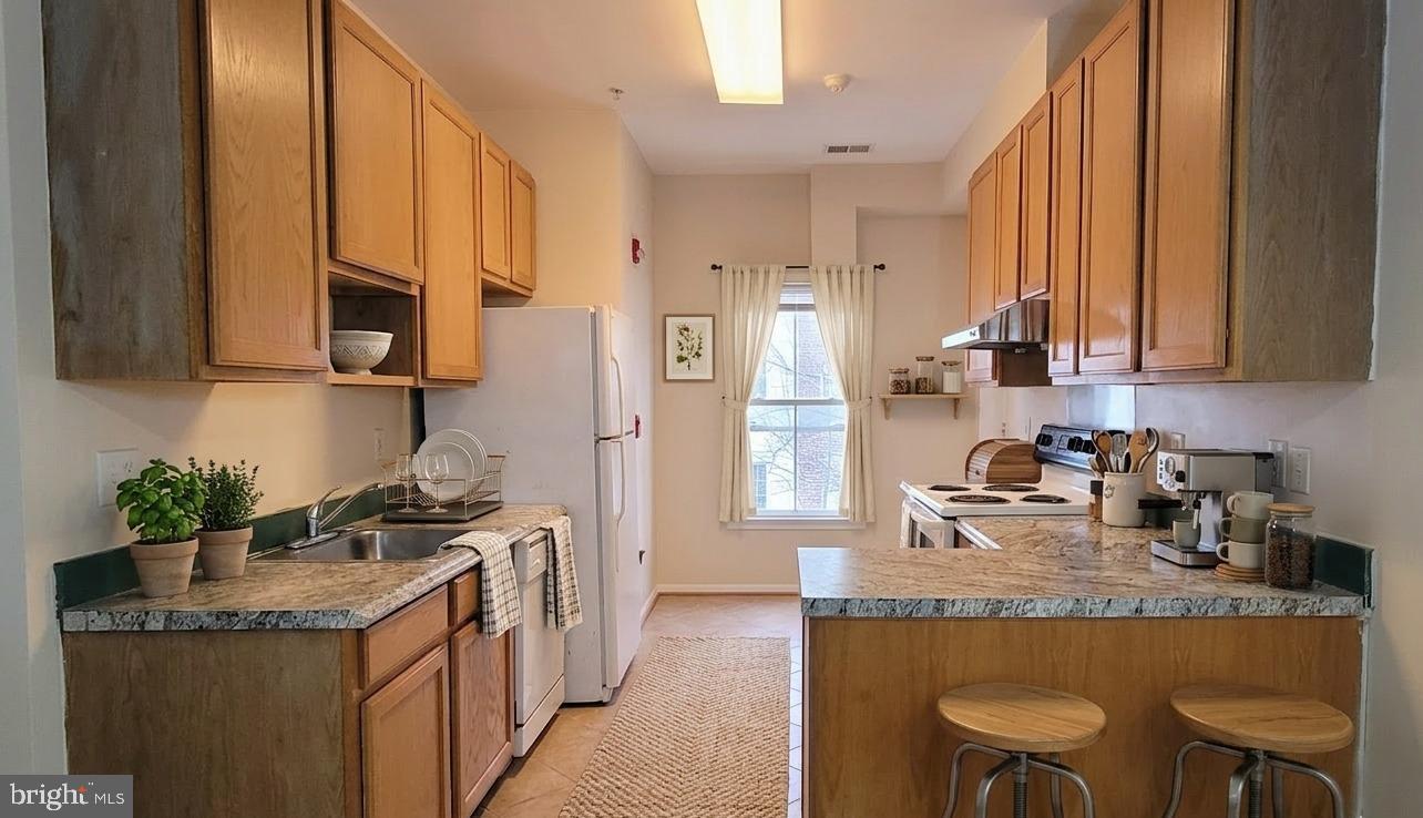356 Main Street, Unit 300 Gaithersburg, MD 20878 - Photo 3 of 23 Bright and inviting kitchen space.