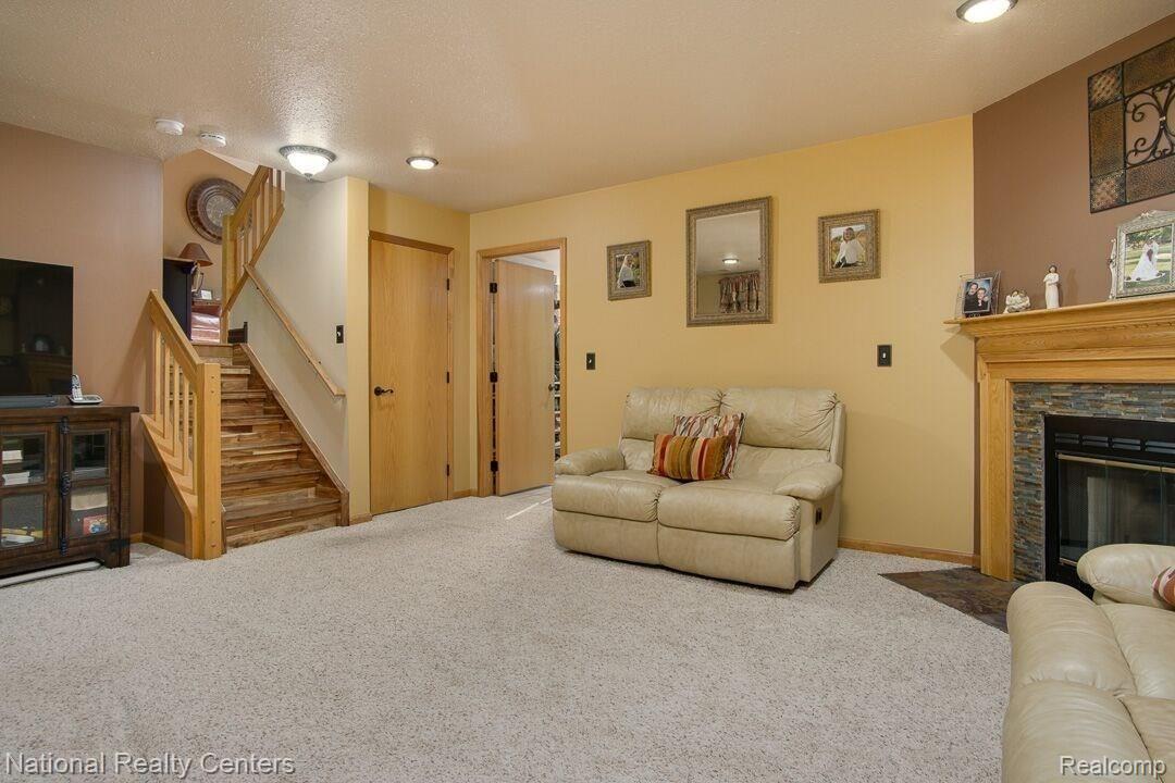 14429 Hess Road Holly, MI 48442 - Photo 18 of 34 Tons of room!