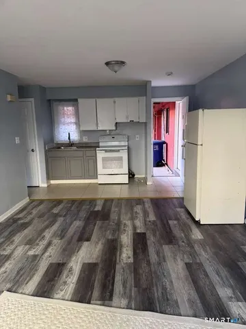 $1,300 | 240 Oak Street, Unit 18, Bridgeport, CT 06604