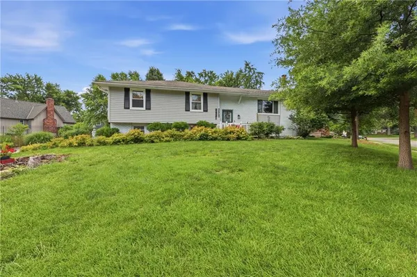$329,000 | 2821 Tepee Avenue, Independence, MO 64057