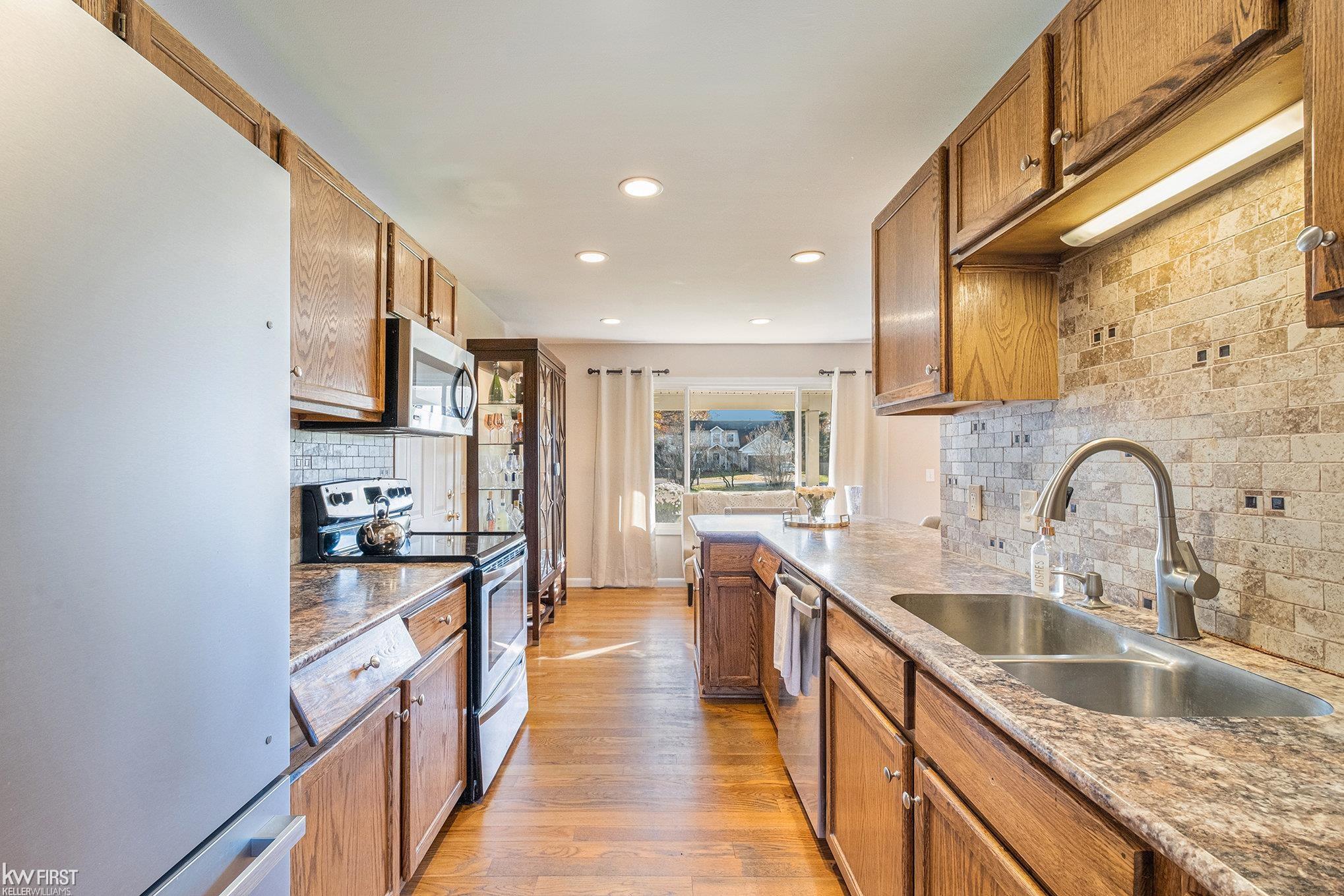 2398 Grove Park Road Fenton, MI 48430 - Photo 12 of 53 50128469-11.JPG
