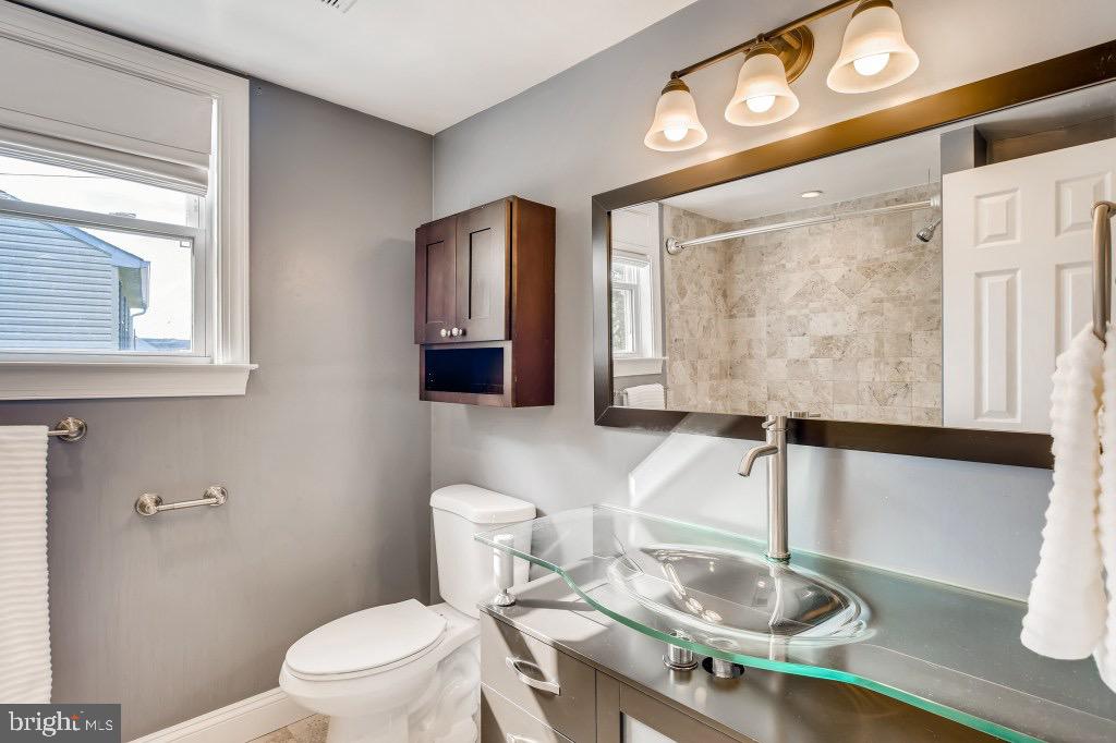 8126 Dalesford Road Baltimore, MD 21234 - Photo 18 of 26 Primary full bath on upper level