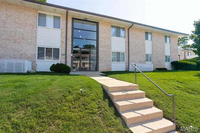 $139,999 | 10117 Sakura Drive, Unit F, St. Louis, MO 63128