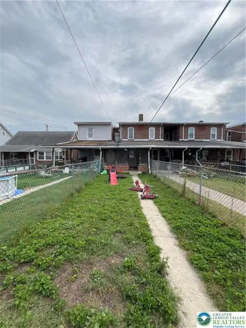 a view of a back yard of the house