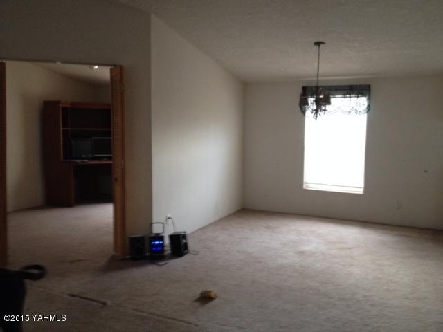 15470 Summitview Road Cowiche, WA 98923 - Photo 2 of 4 an empty room with windows and closet
