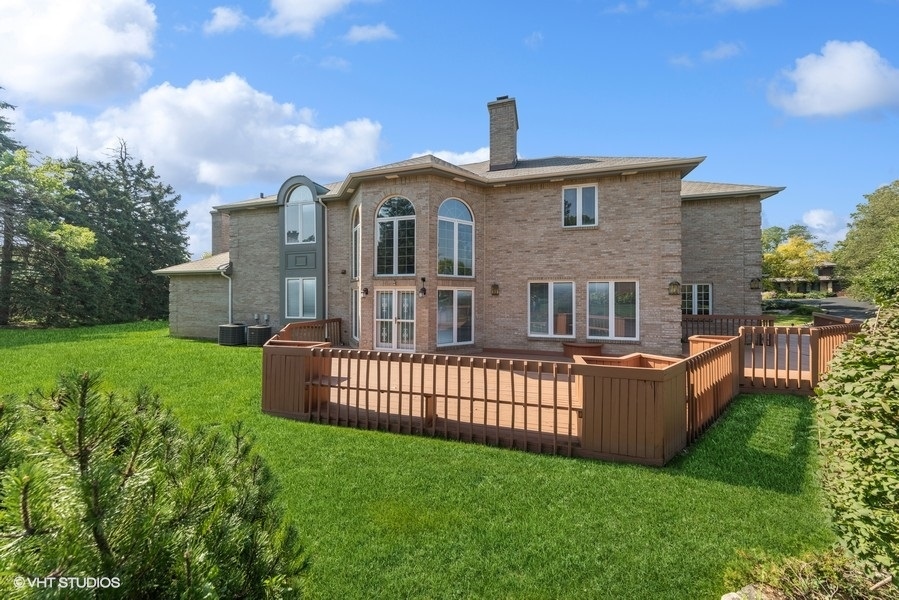 14 Kimberley Circle Oak Brook, IL 60523 - Photo 8 of 17 a front view of a house with garden