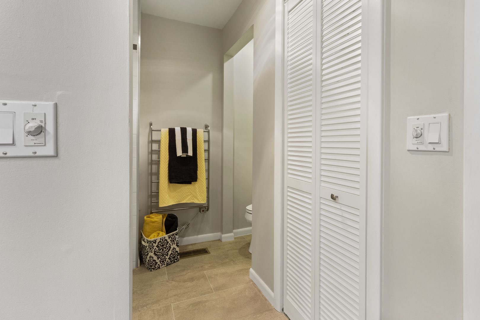 45 Greencroft Drive Champaign, IL 61821 - Photo 25 of 26 a bathroom with a sink and a mirror