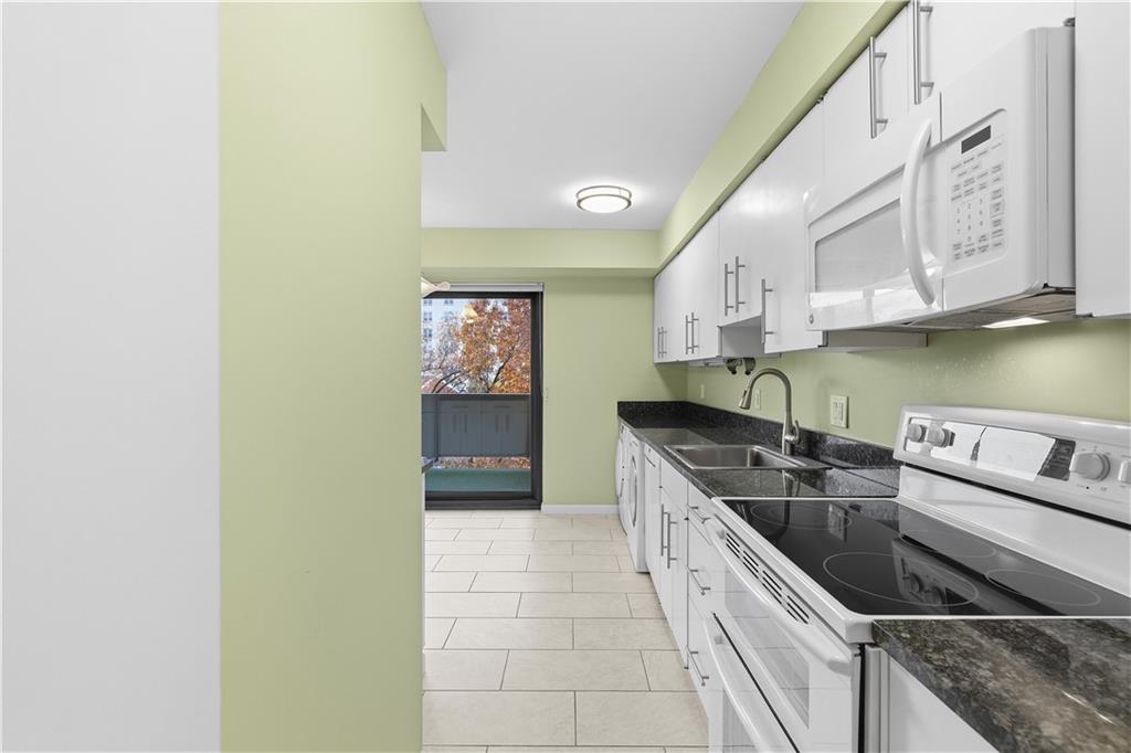 220 North Dithridge Street, Unit 805 Pittsburgh, PA 15213 - Photo 18 of 40 a kitchen that has a sink and a stove