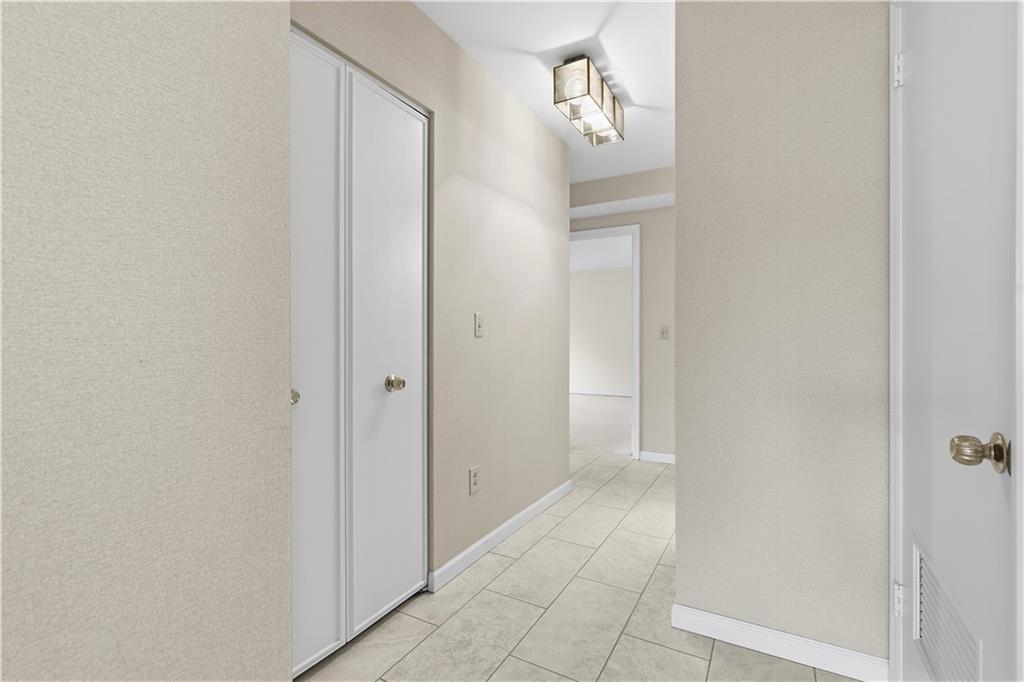 220 North Dithridge Street, Unit 805 Pittsburgh, PA 15213 - Photo 19 of 40 a view of a hallway