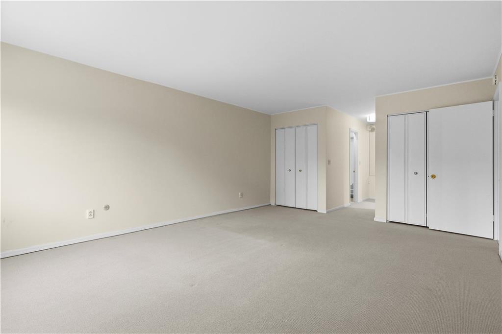 220 North Dithridge Street, Unit 805 Pittsburgh, PA 15213 - Photo 23 of 40 an empty room with an entryway