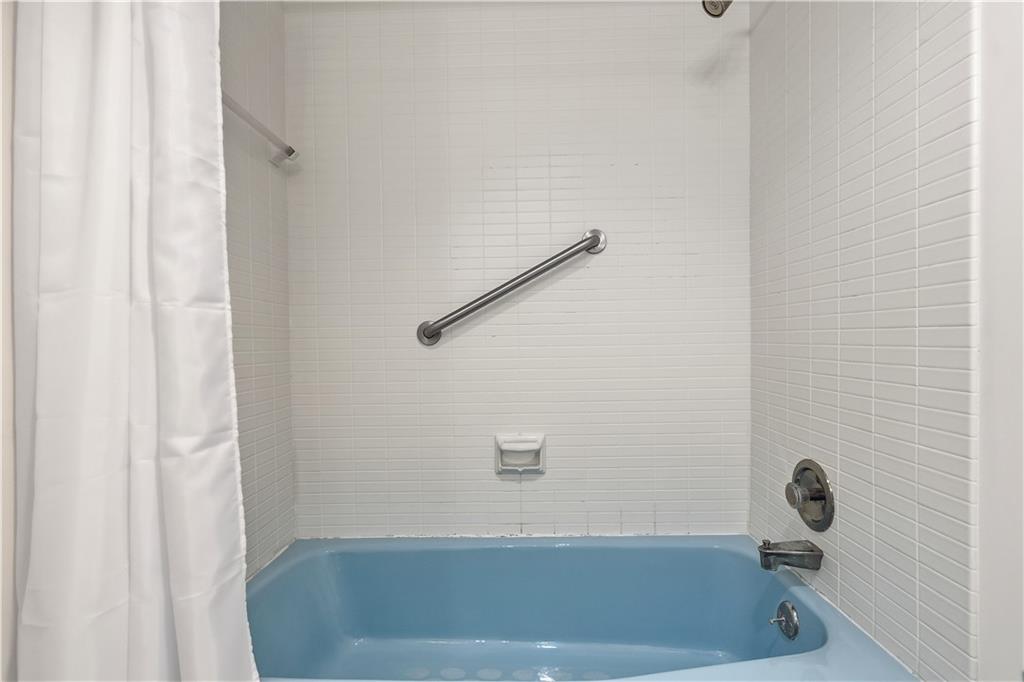 220 North Dithridge Street, Unit 805 Pittsburgh, PA 15213 - Photo 26 of 40 a bathroom with a tub and a shower