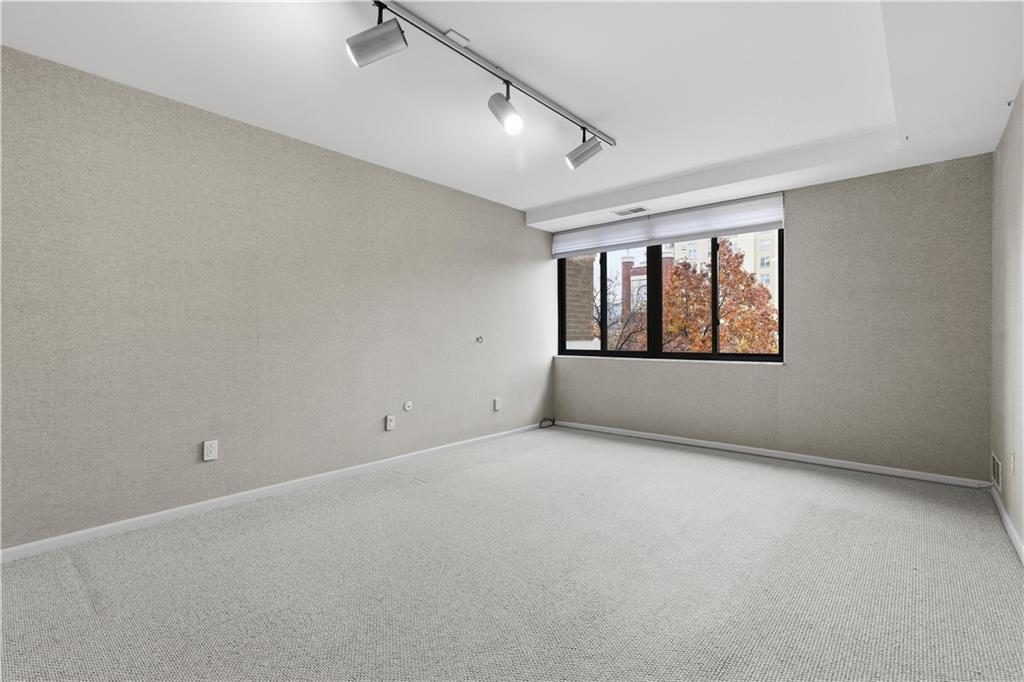 220 North Dithridge Street, Unit 805 Pittsburgh, PA 15213 - Photo 29 of 40 an empty room with windows