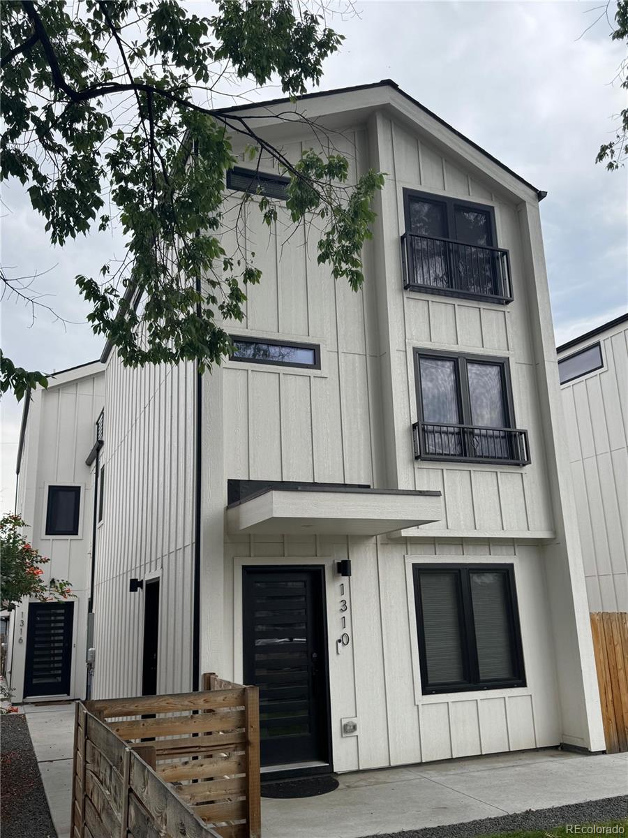 a view of outdoor space kitchen and entryway
