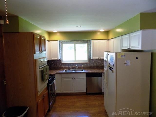 13254 Torrey Road Fenton, MI 48430 - Photo 5 of 37 31300984-4.JPG