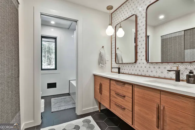 a view of a livingroom with furniture and windows