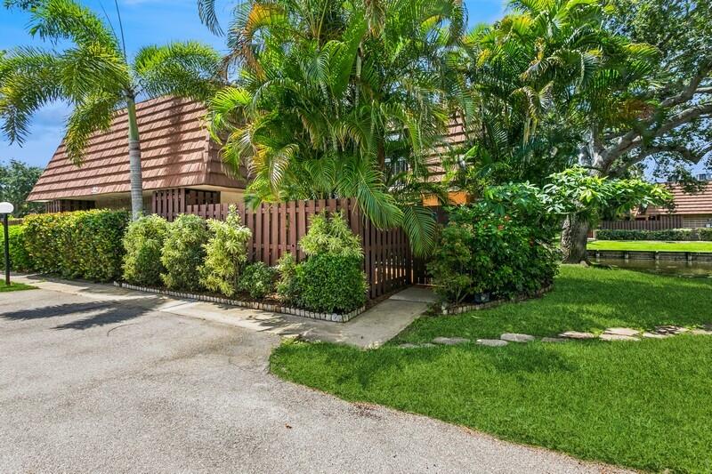 825 Center Street Jupiter, FL 33458 - Photo 20 of 31 21_825CenterSt32b_2022_FlexMLS800x600_80