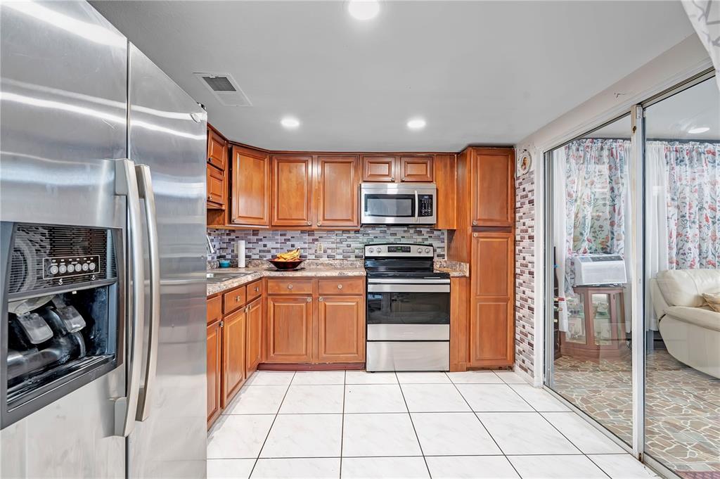 9824 Surrey Ridge Road Orlando, FL 32825 - Photo 8 of 35 Gallery Image 8