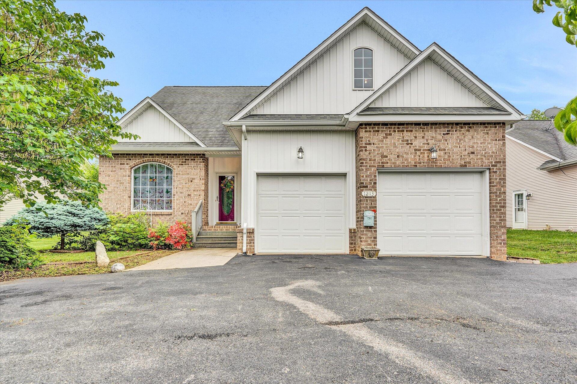 1213 Mountain View Road Vinton, VA 24179 - Photo 1 of 30 01-DSC5798