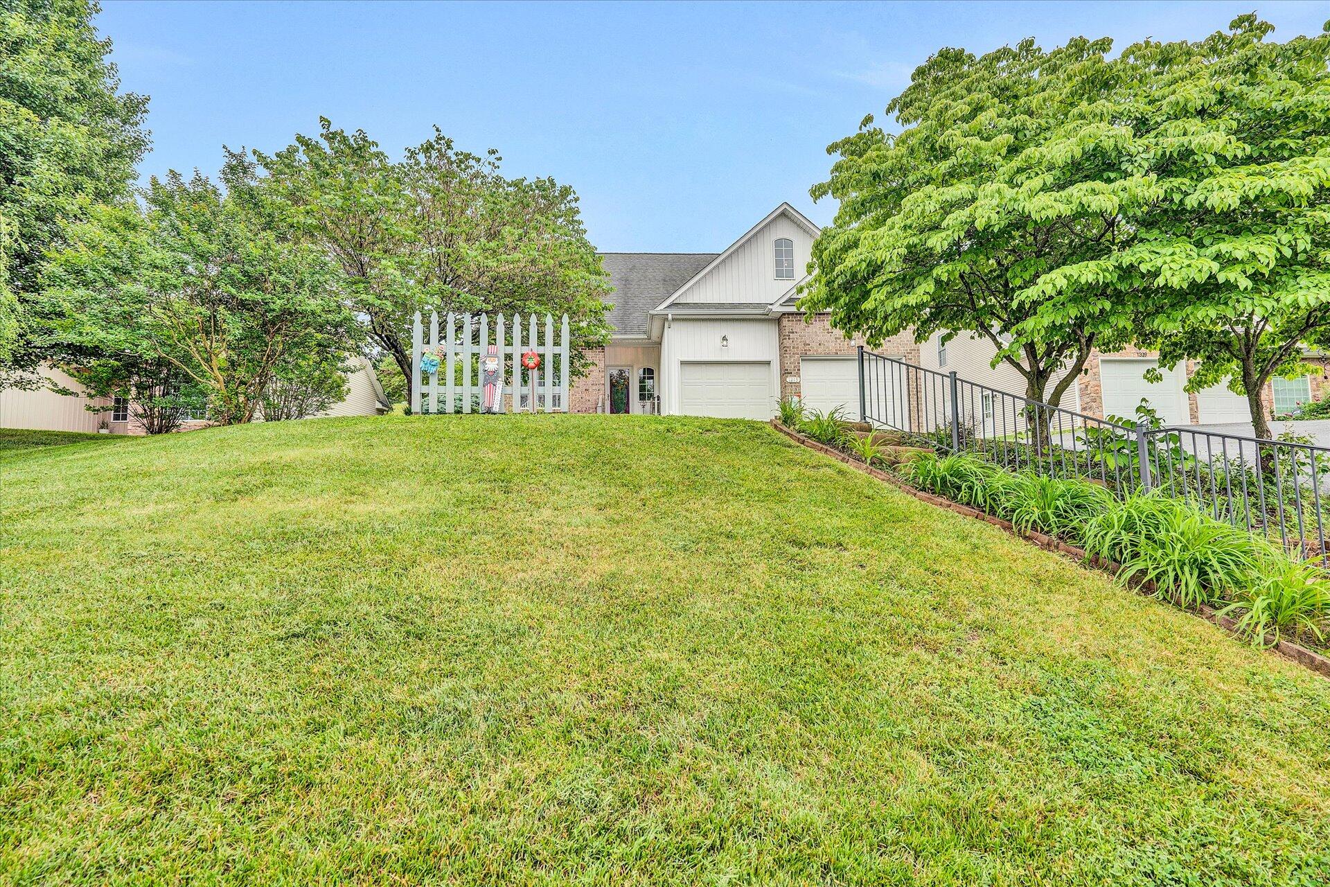 1213 Mountain View Road Vinton, VA 24179 - Photo 2 of 30 02-DSC5771