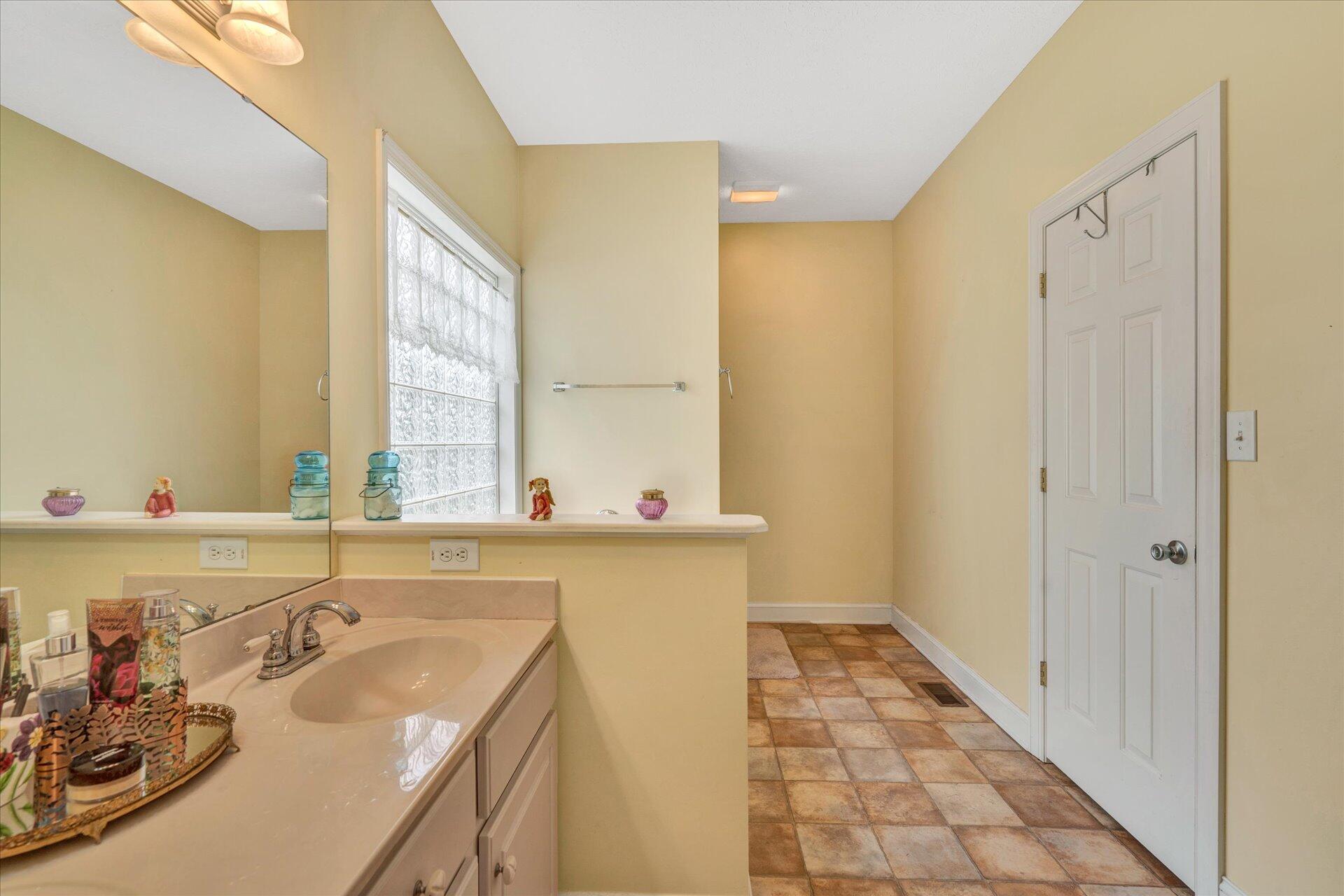 1213 Mountain View Road Vinton, VA 24179 - Photo 23 of 30 23-DSC5870