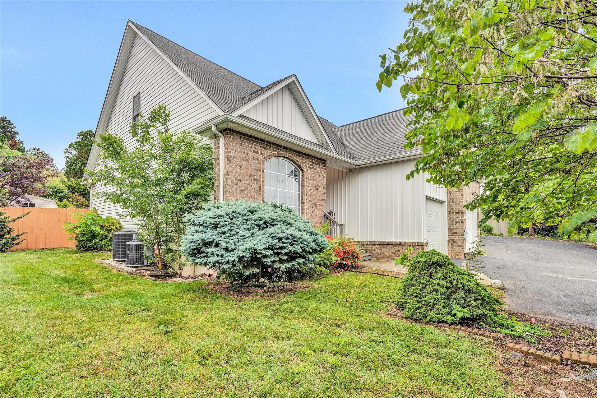 1213 Mountain View Road Vinton, VA 24179 - Photo 26 of 30 26-DSC5777