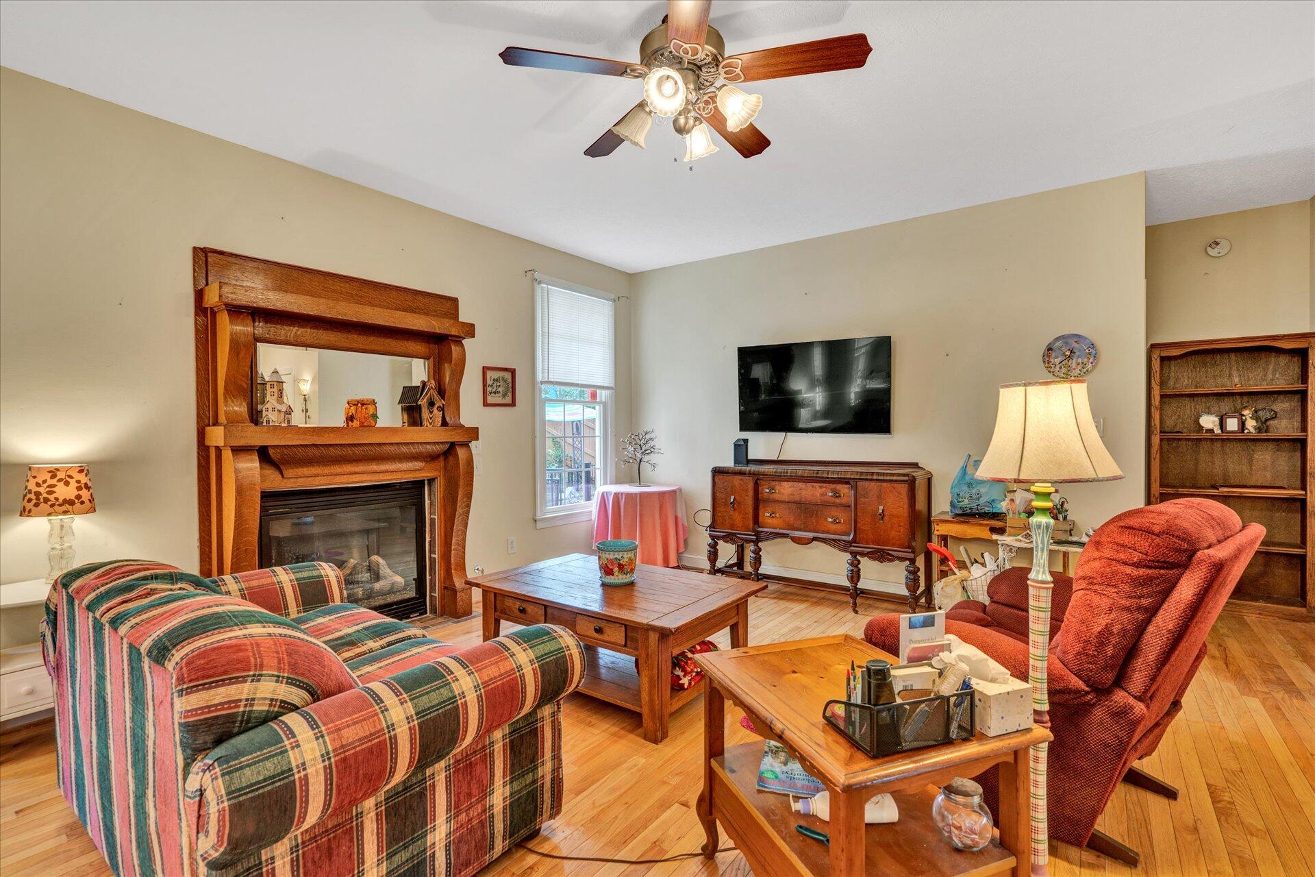 1213 Mountain View Road Vinton, VA 24179 - Photo 4 of 30 04-DSC5855