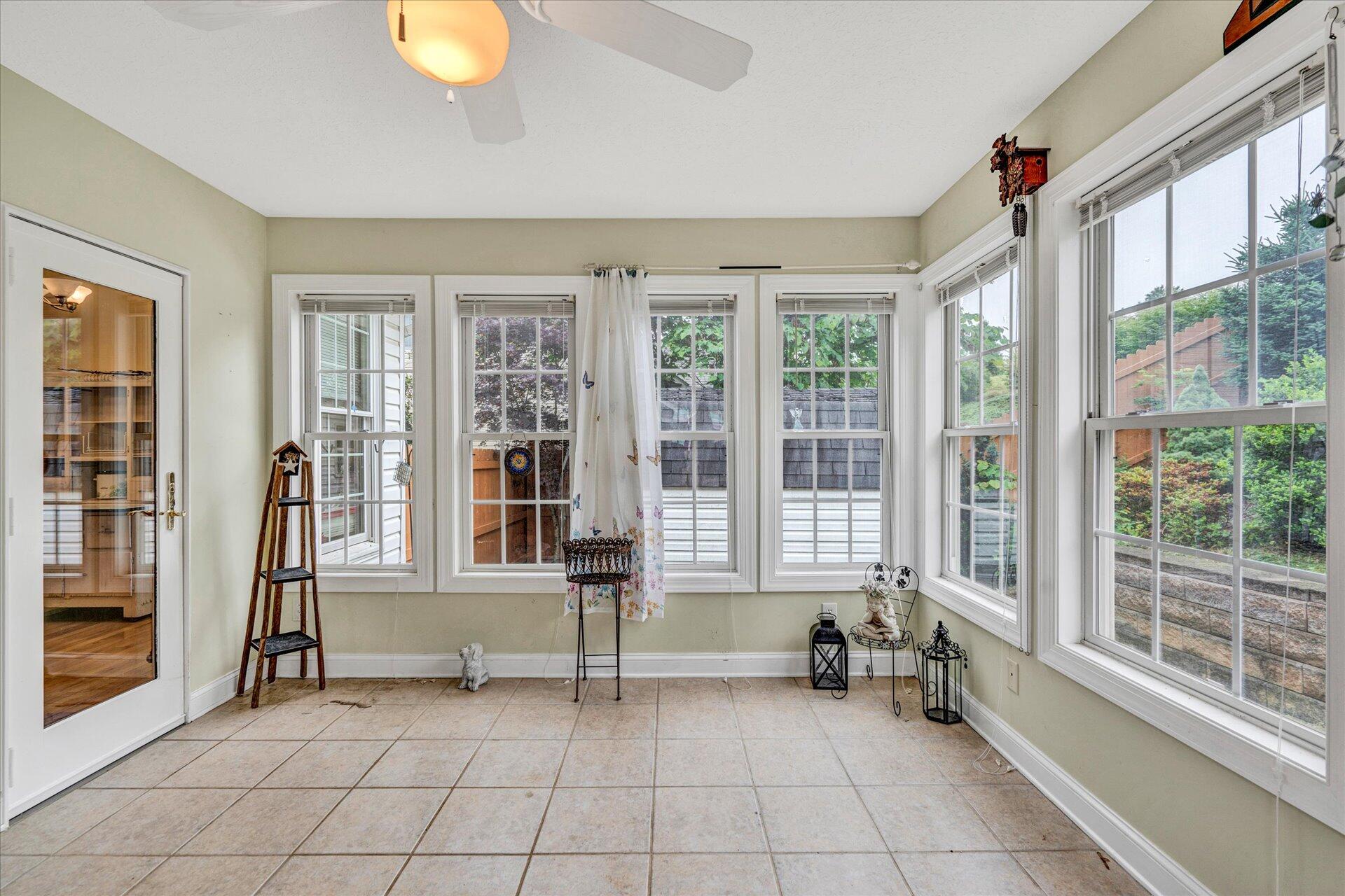 1213 Mountain View Road Vinton, VA 24179 - Photo 7 of 30 07-DSC5852