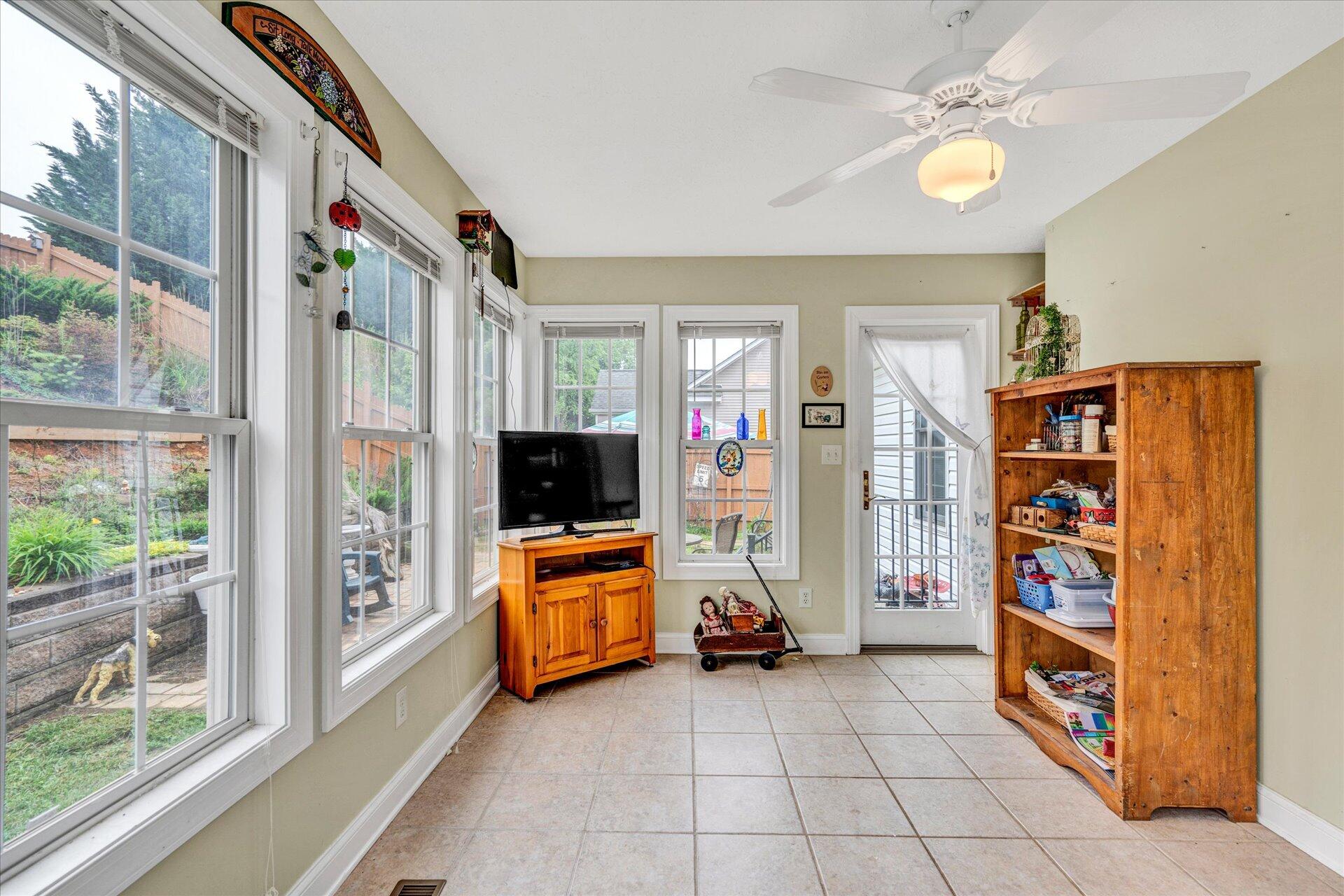 1213 Mountain View Road Vinton, VA 24179 - Photo 8 of 30 08-DSC5849