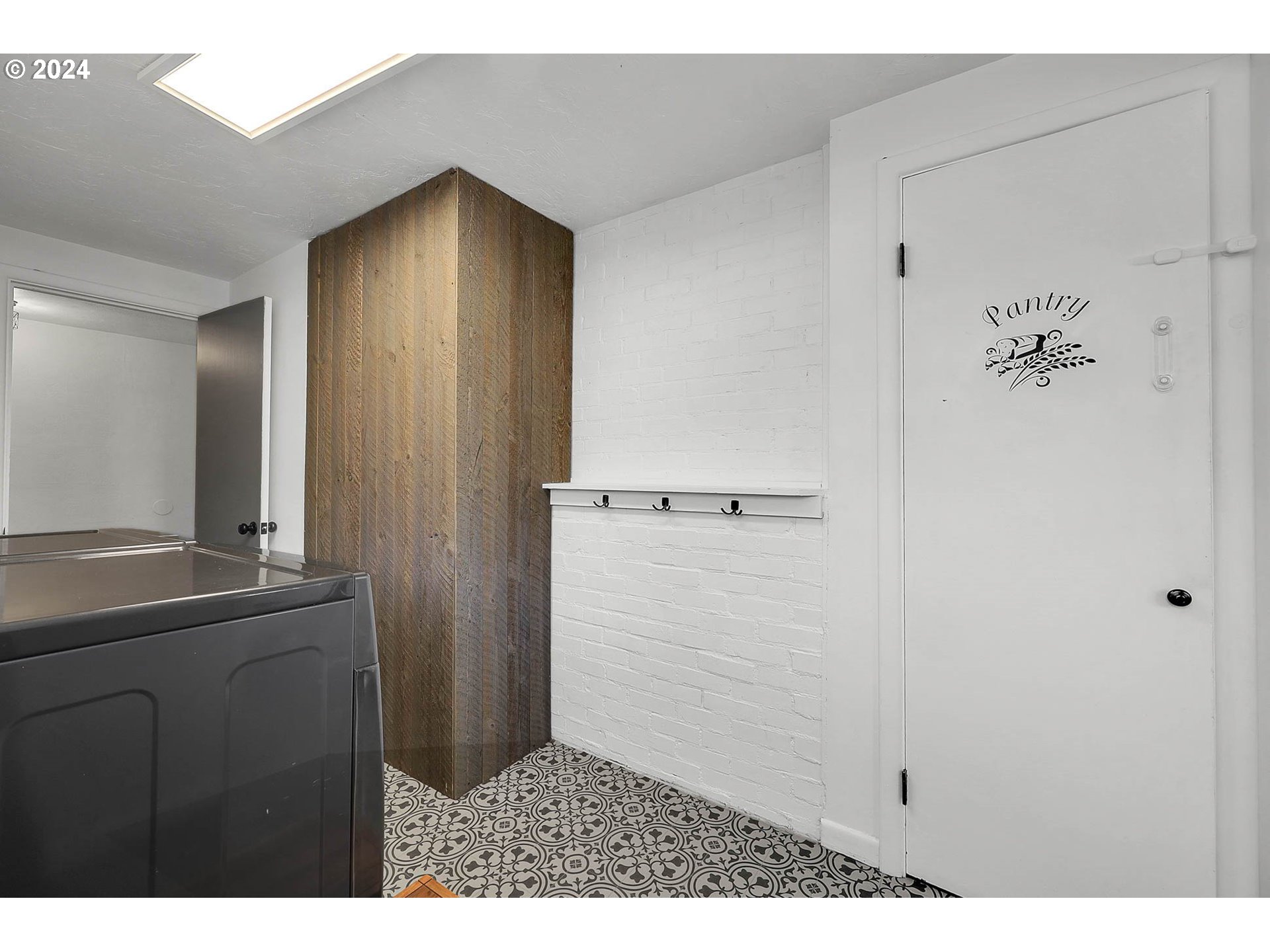 1617 Parnell Drive Eugene, OR 97404 - Photo 18 of 39 a bathroom with a sink and a mirror