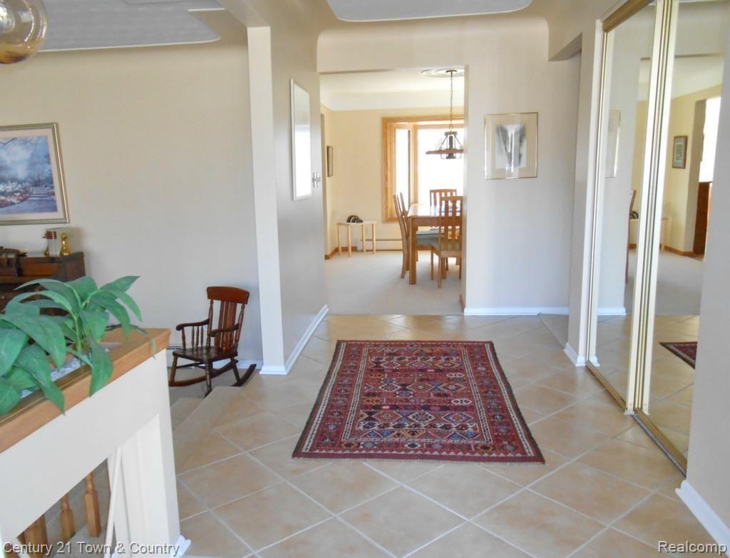 685 Lynndale Court Rochester, MI 48309 - Photo 7 of 56 Foyer 2.jpg