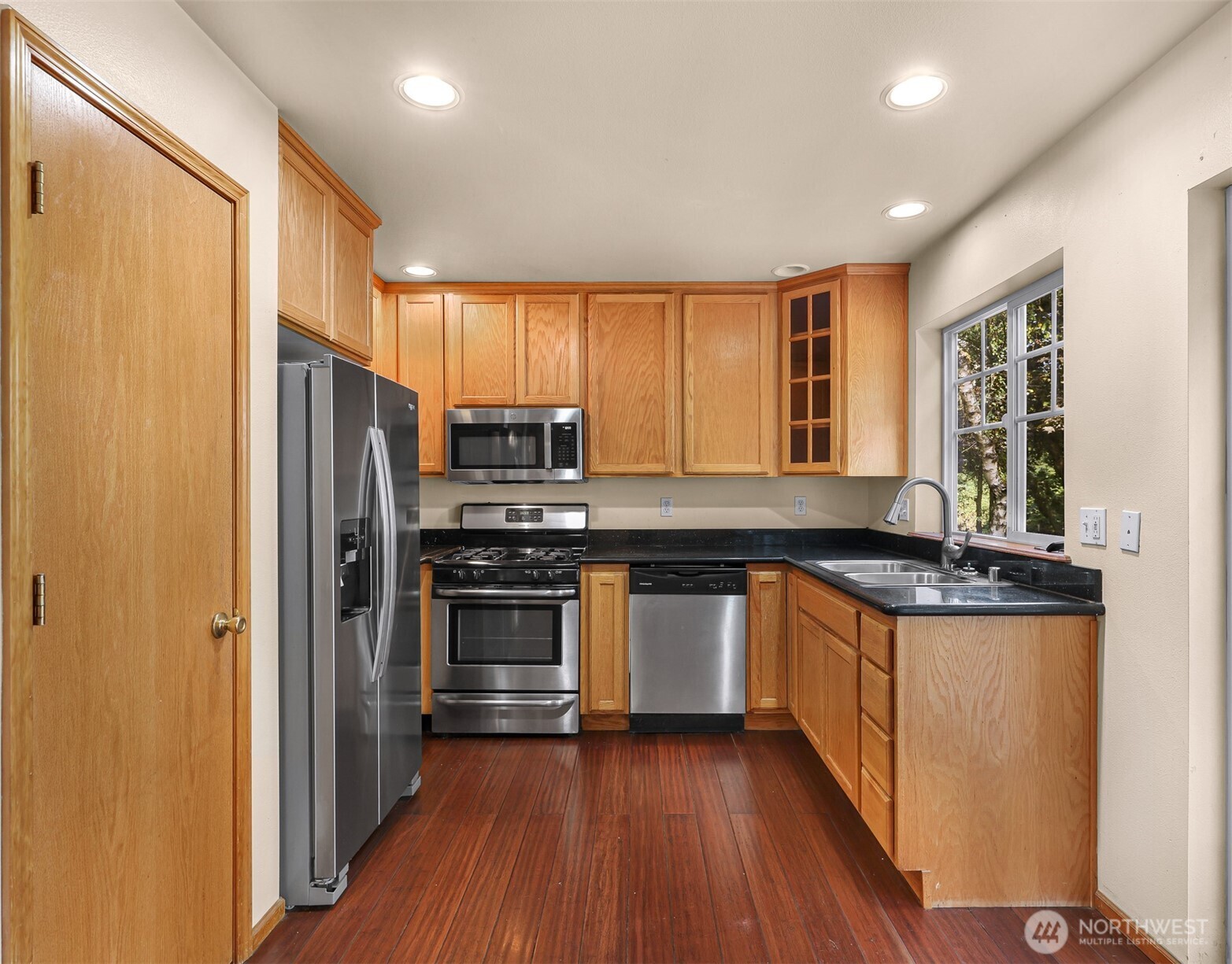 18002 Tualco Road Monroe, WA 98272 - Photo 11 of 39 a kitchen with stainless steel appliances granite countertop a stove and a refrigerator