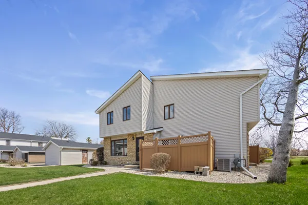 $260,000 | 231 East Woodlawn Road, New Lenox, IL 60451