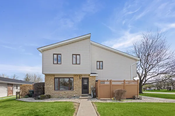 $260,000 | 231 East Woodlawn Road, New Lenox, IL 60451