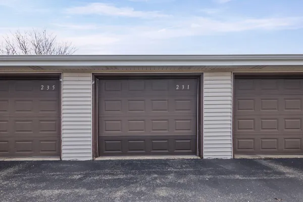 $260,000 | 231 East Woodlawn Road, New Lenox, IL 60451