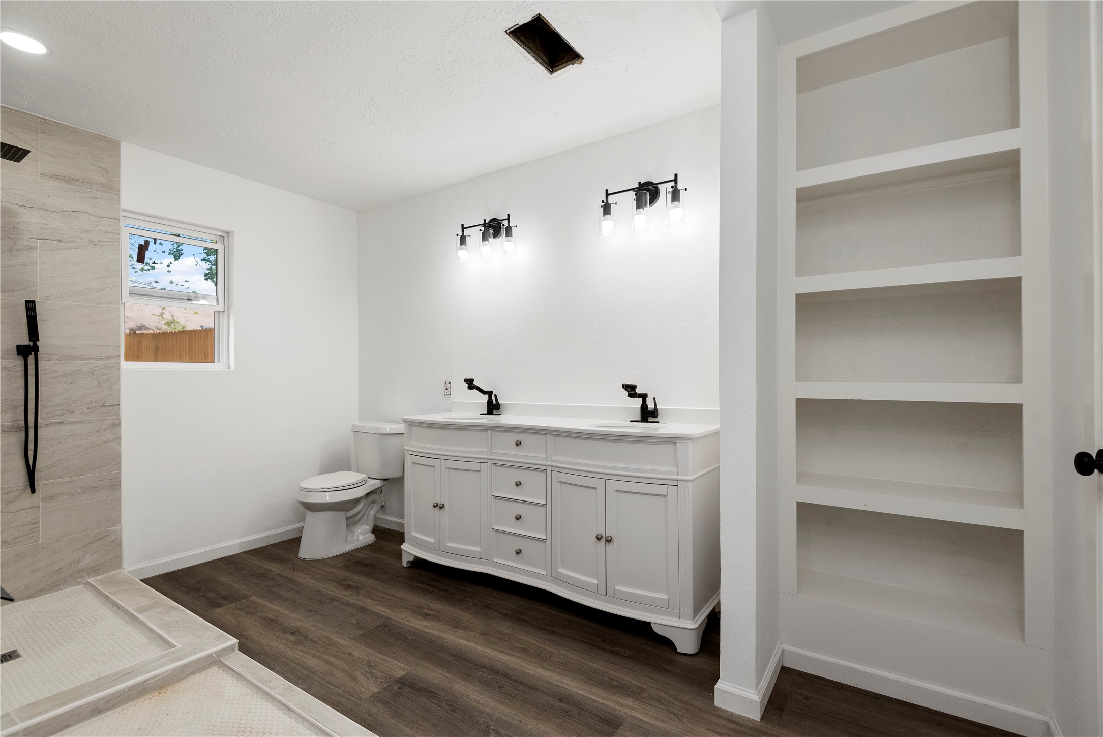 3230 Hombly Road Houston, TX 77066 - Photo 20 of 36 1st Floor Master Bath