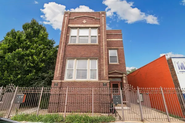 $440,000 | 3052 North Kedzie Avenue, Unit 1F, Chicago, IL 60618