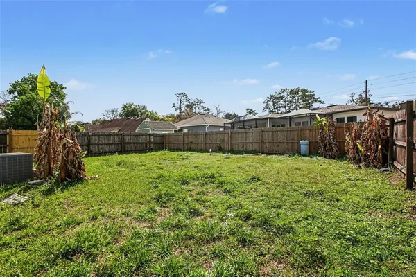 a view of a backyard
