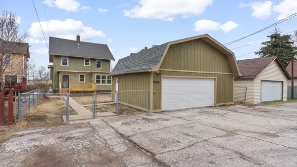 a view of backyard of the house
