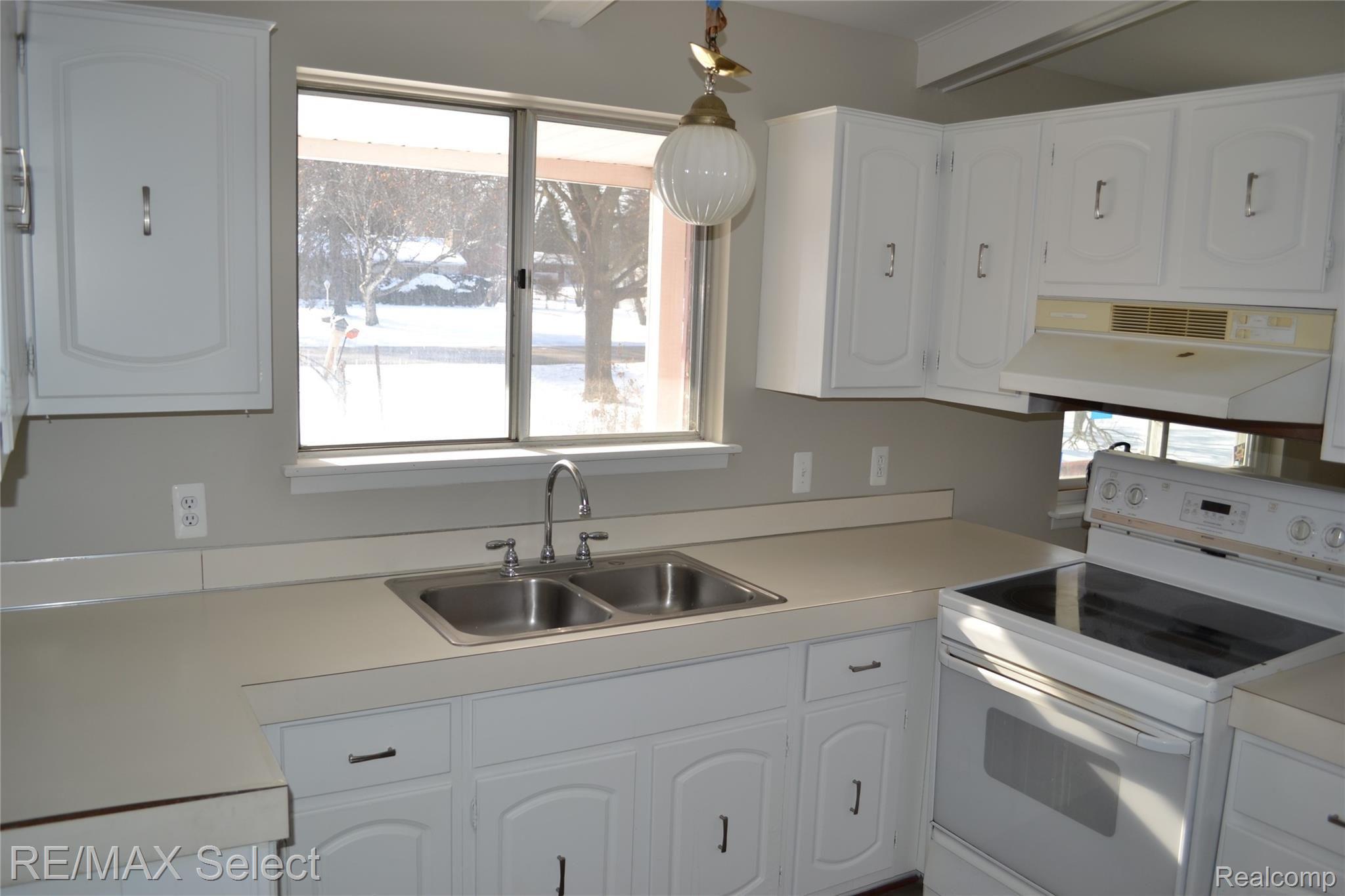 339 East River Road Flushing, MI 48433 - Photo 4 of 17 DSC_0019.JPG