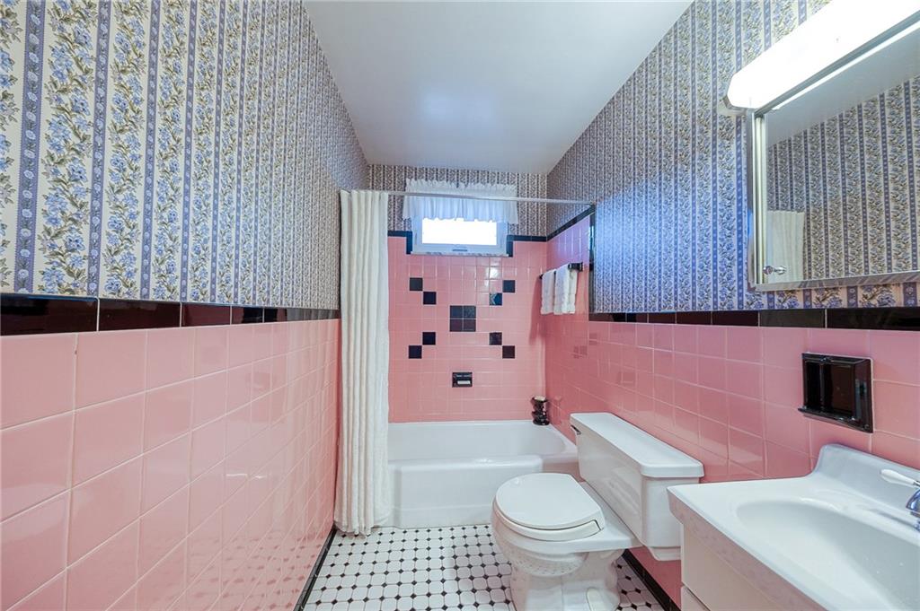 36 Roxbury Road Pittsburgh, PA 15221 - Photo 15 of 24 Full Bathroom located on upper level.