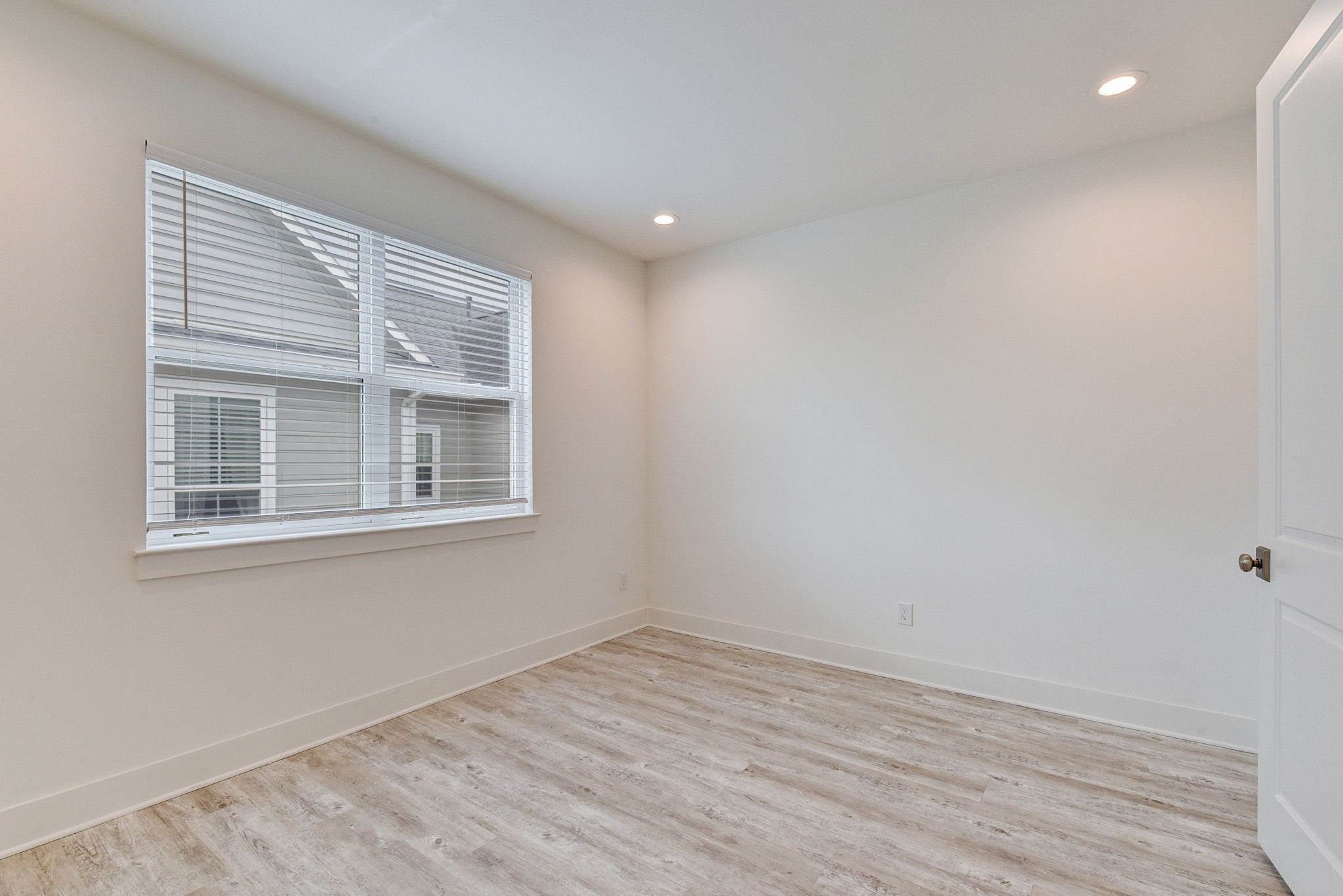 2575 Judiway Street Houston, TX 77018 - Photo 21 of 48 a view of empty room with wooden floor and fan