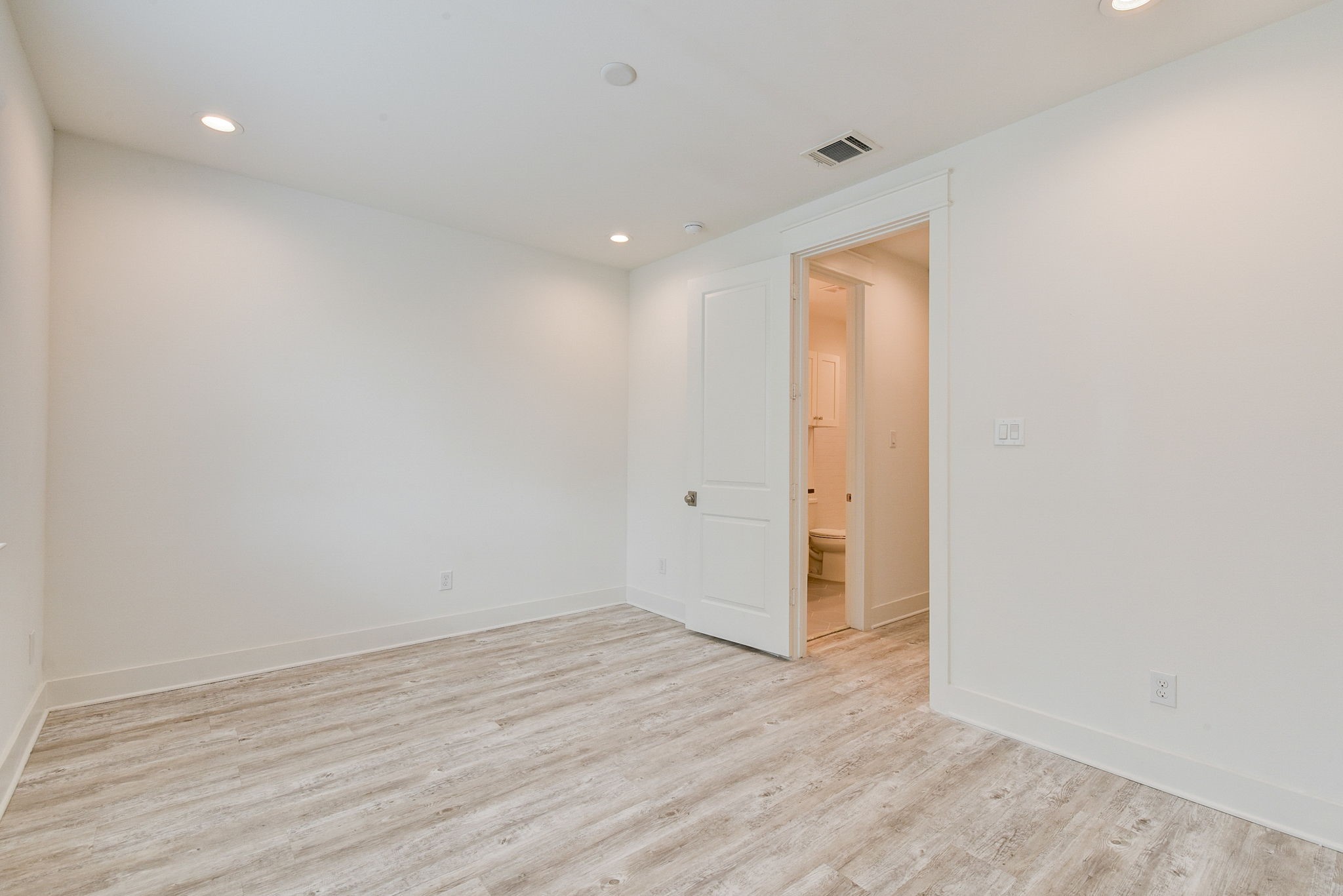 2575 Judiway Street Houston, TX 77018 - Photo 22 of 48 a view of an empty room