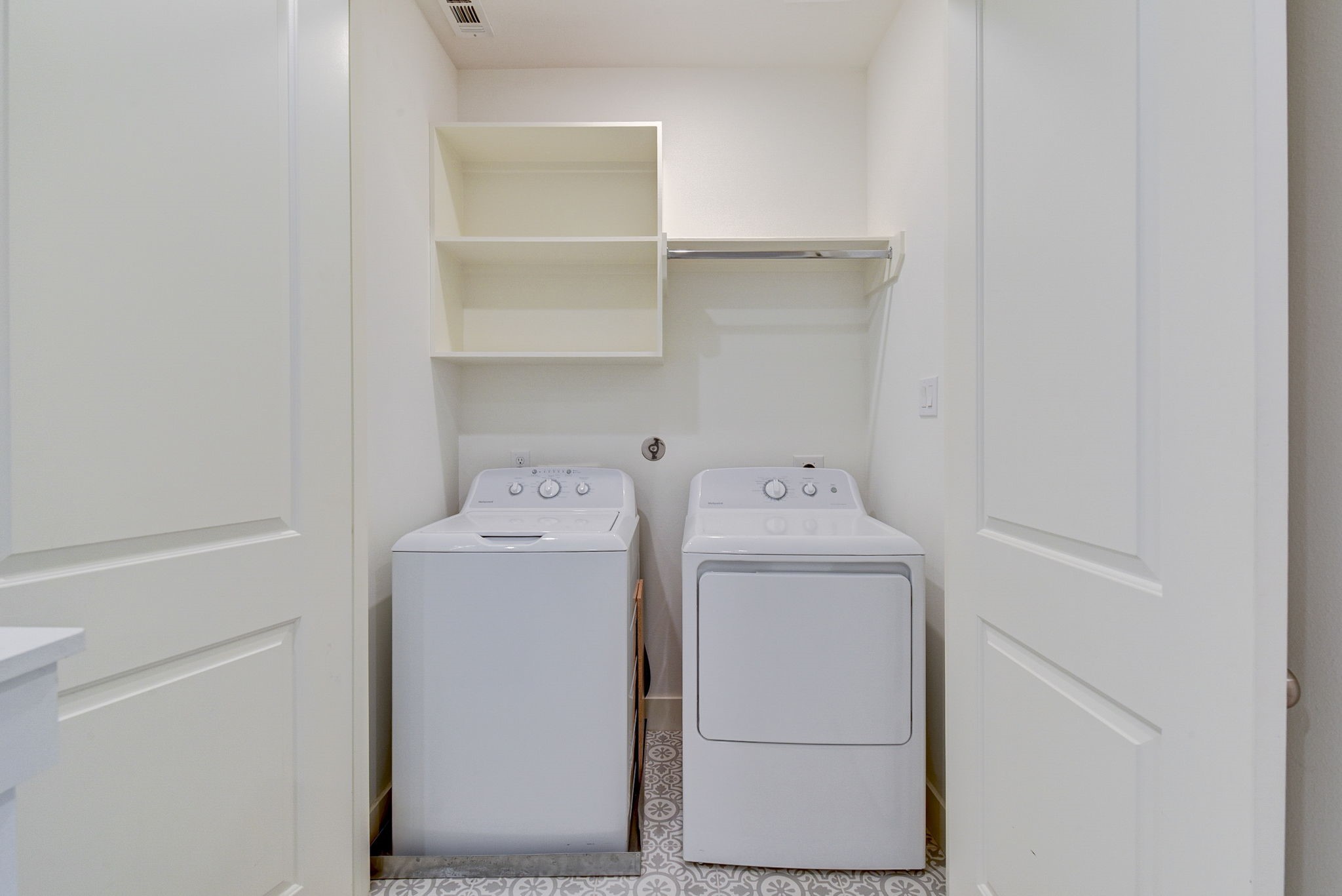 2575 Judiway Street Houston, TX 77018 - Photo 25 of 48 a utility room with dryer and washer