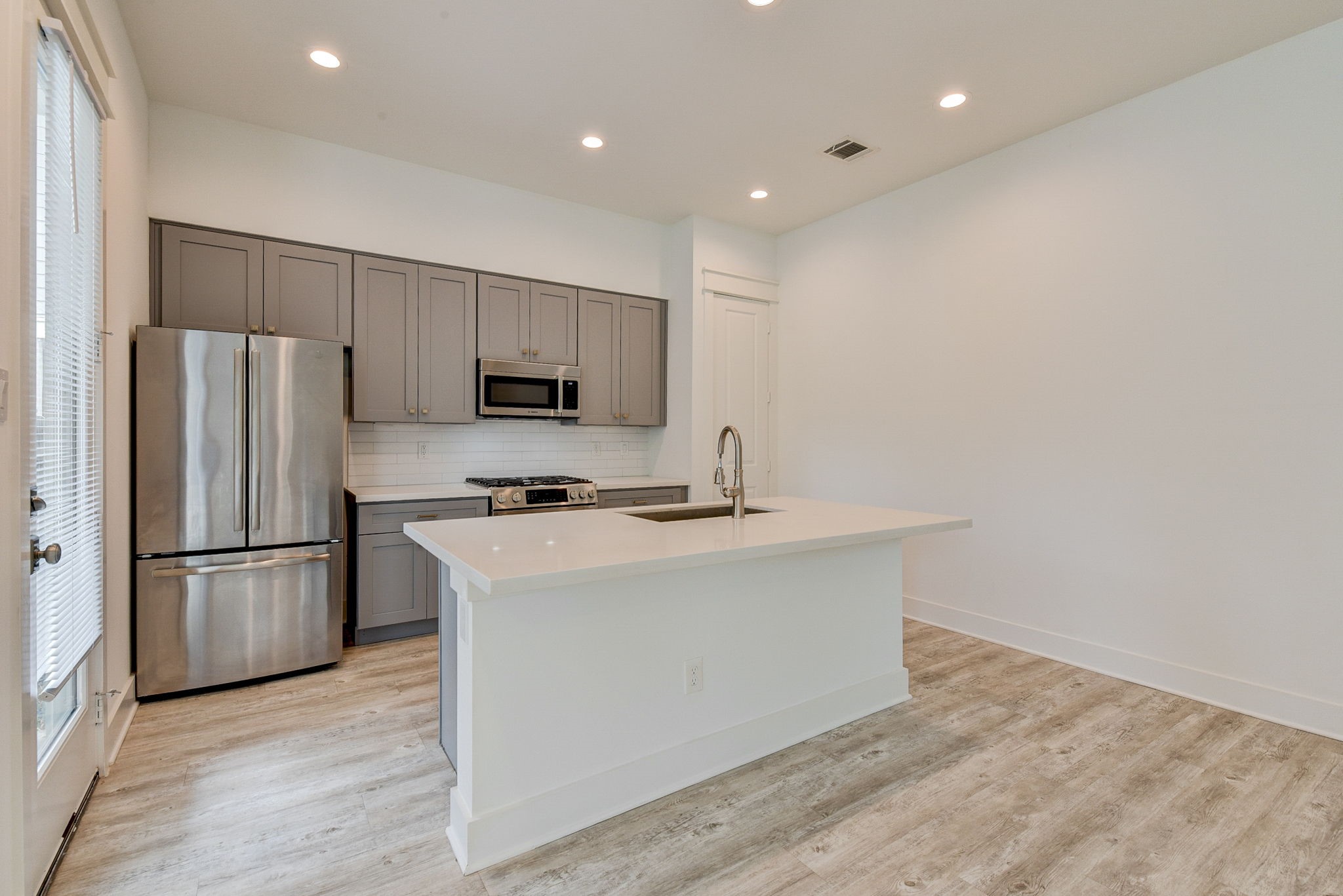 2575 Judiway Street Houston, TX 77018 - Photo 33 of 48 a kitchen with stainless steel appliances a refrigerator and a stove