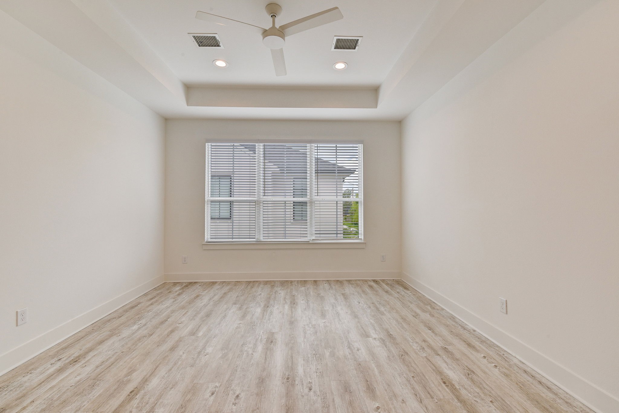 2575 Judiway Street Houston, TX 77018 - Photo 6 of 48 an empty room with wooden floor and windows