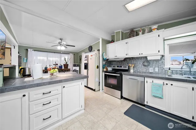 $137,000 | 2240 West Broadway Avenue, Unit 129, Moses Lake, WA 98837