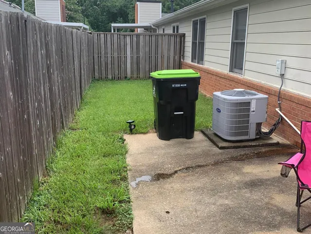 a view of a backyard