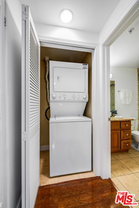 4724 Kester Avenue, Unit 209 Sherman Oaks, CA 91403 - Photo 25 of 27 a view of washer and dryer